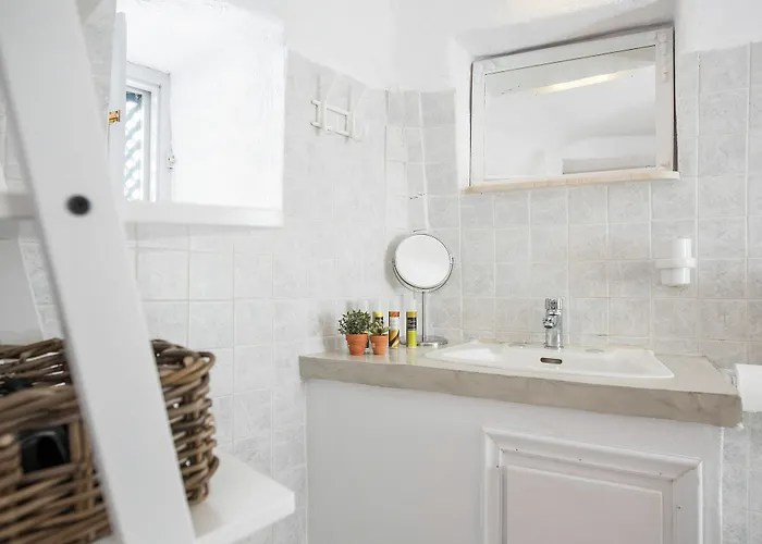 Perfect Purity Oia (Santorini)